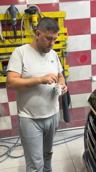 Living Car Care atölyesinde araç kaportasına çelik rötuş uygulaması