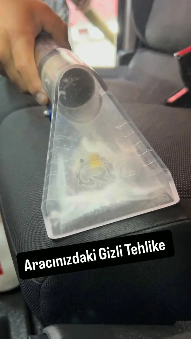 Living Car Care detaylı iç temizlik sırasında koltuk yıkama uygulaması